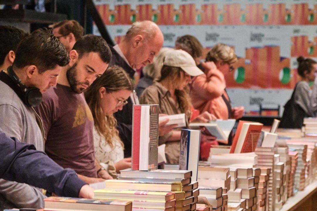 Der Büchertisch im Haus der Berliner Festspiele war nach jeder Veranstaltung dicht umlagert.