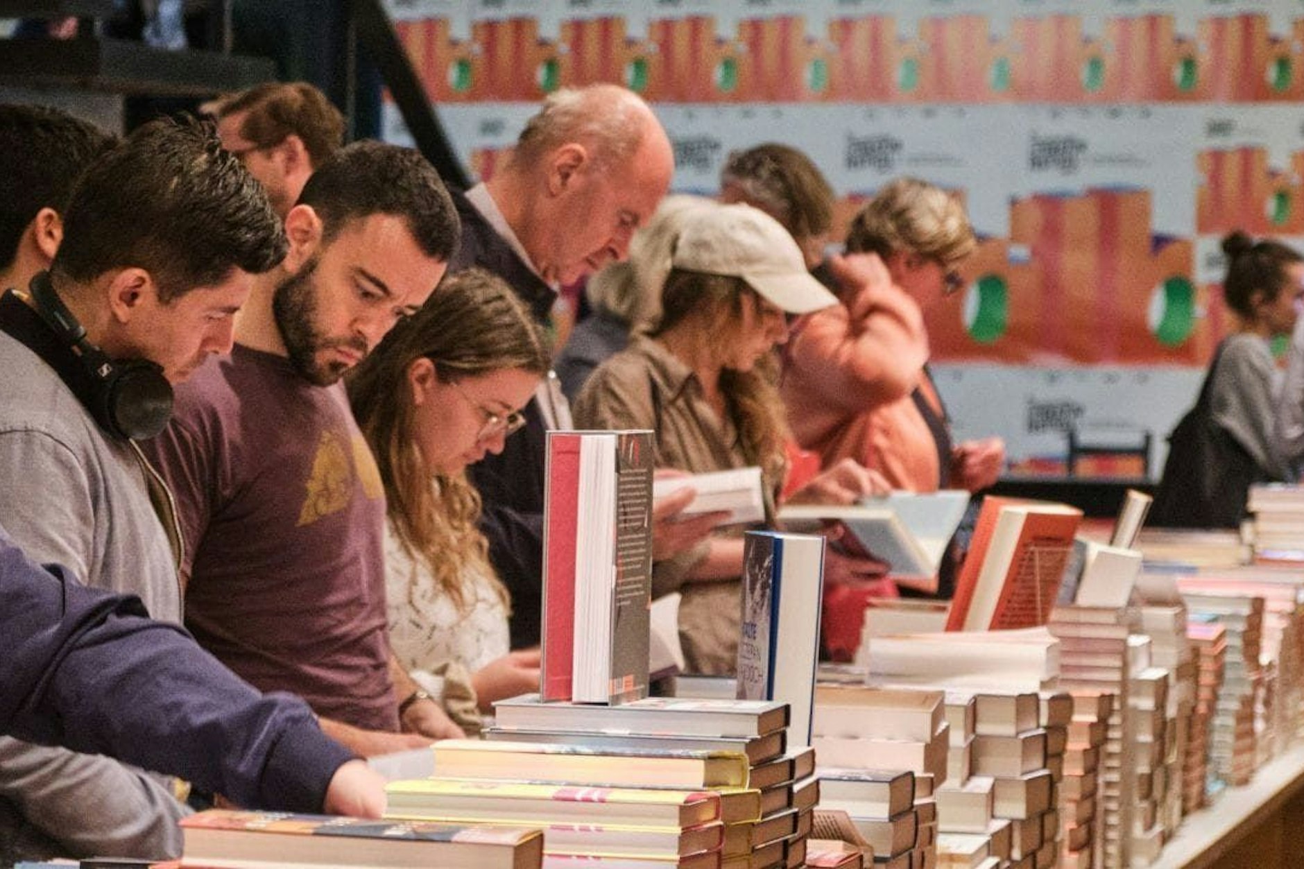 Der Büchertisch im Haus der Berliner Festspiele war nach jeder Veranstaltung dicht umlagert.