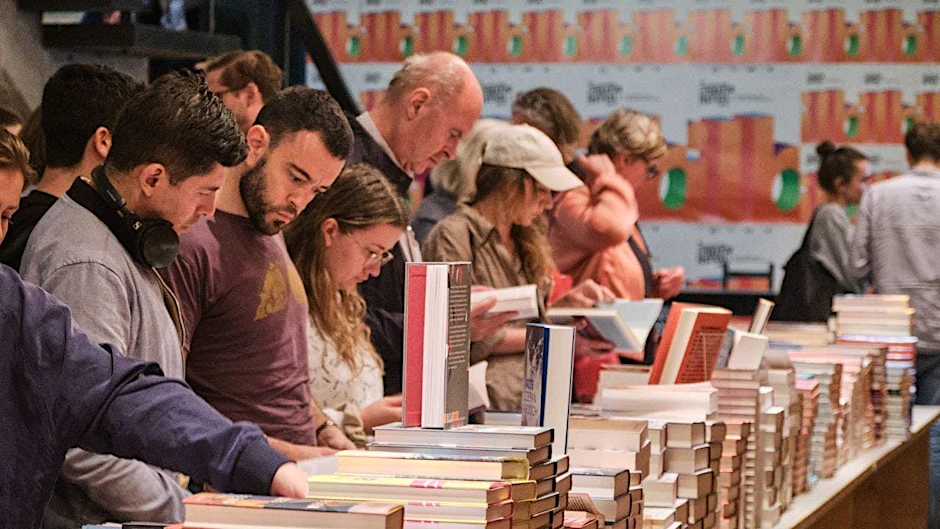 Der Büchertisch im Haus der Berliner Festspiele war nach jeder Veranstaltung dicht umlagert.