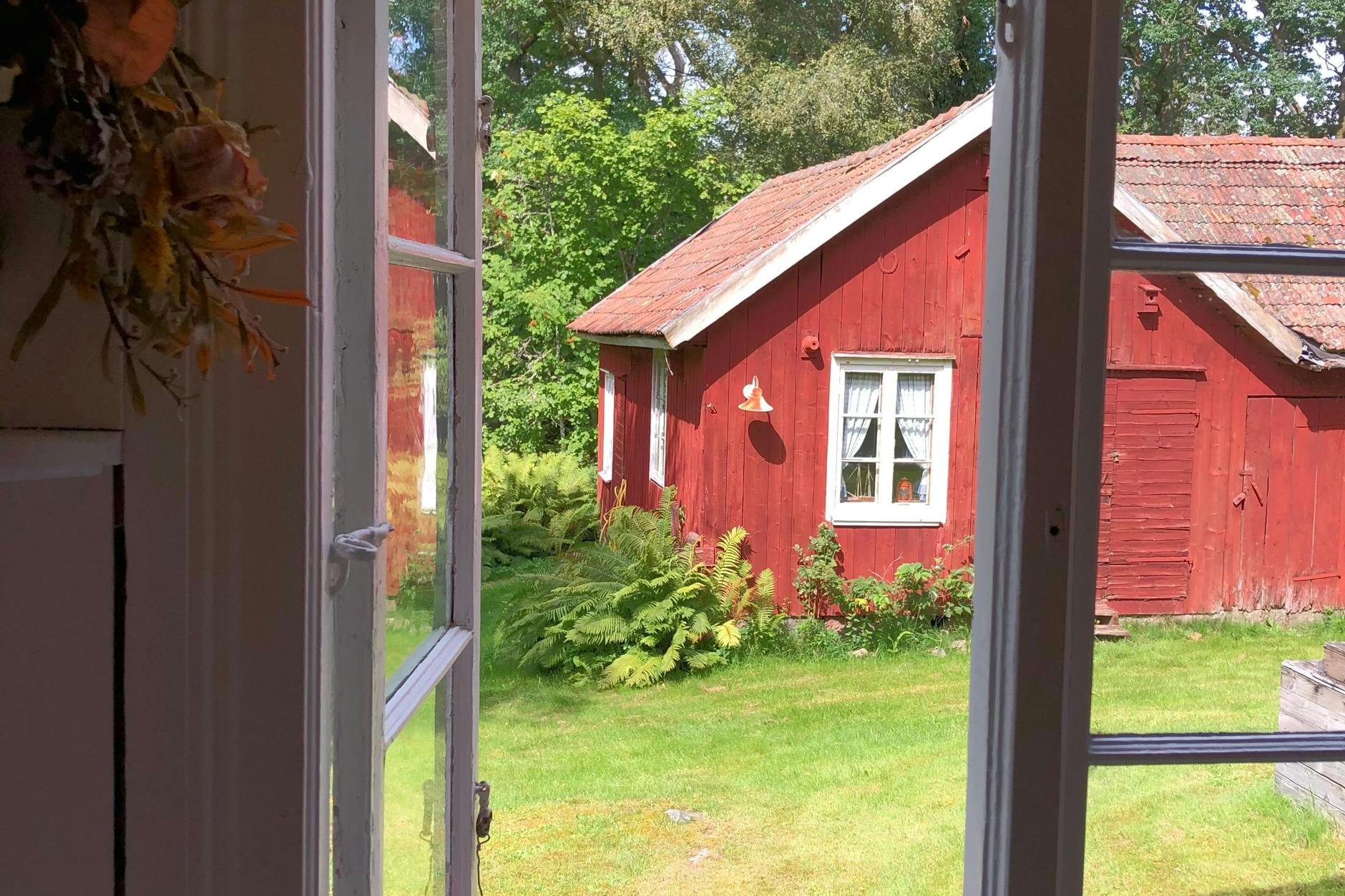 Ein Blick aus dem Küchenfenster auf den alten Holzschuppen von Johannshus.