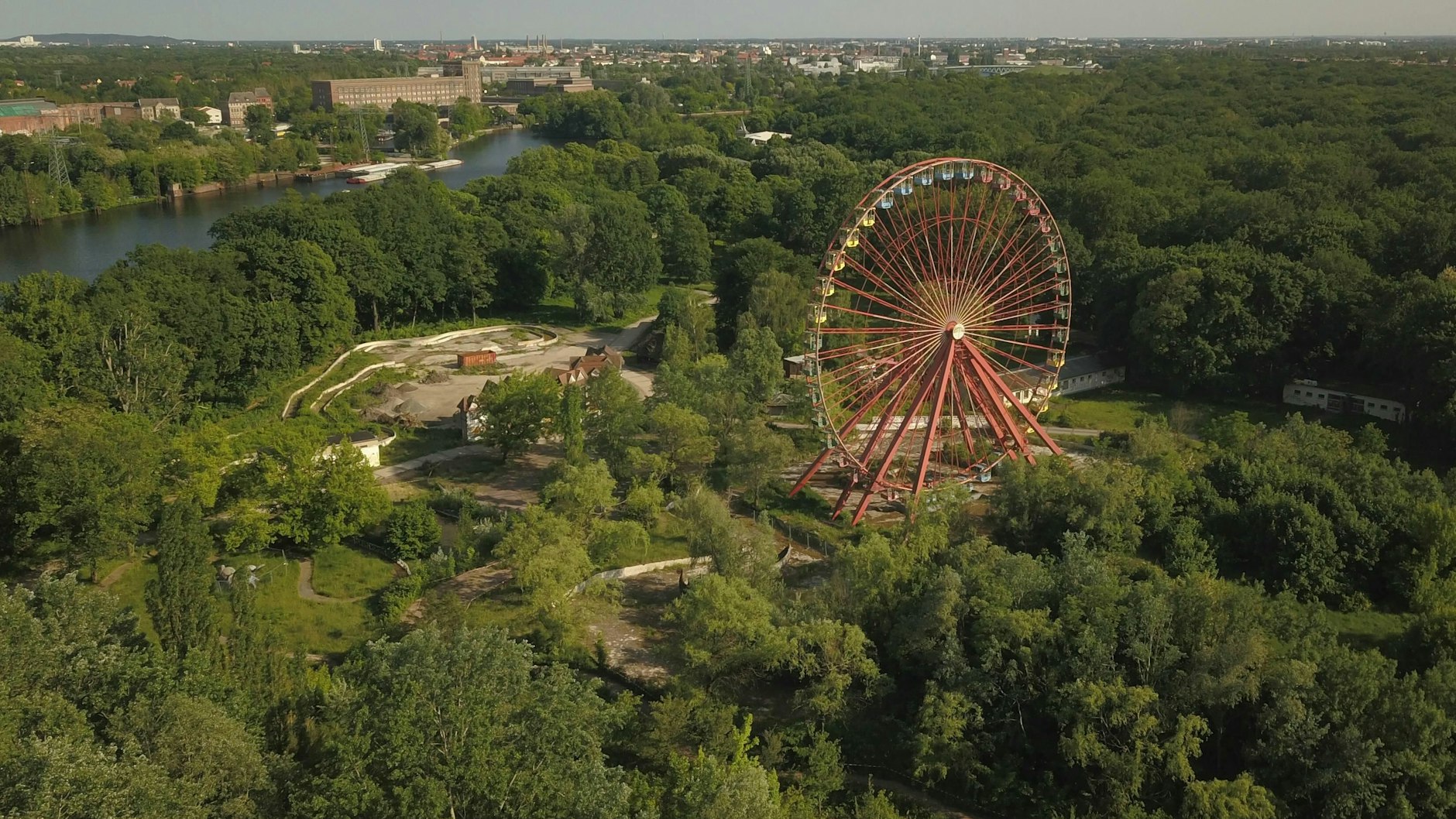 Das alte Riesenrad im Spreepark ist lange verschwunden - es wurde abgebaut und zu einer Spezialfirma gebracht, die es saniert.