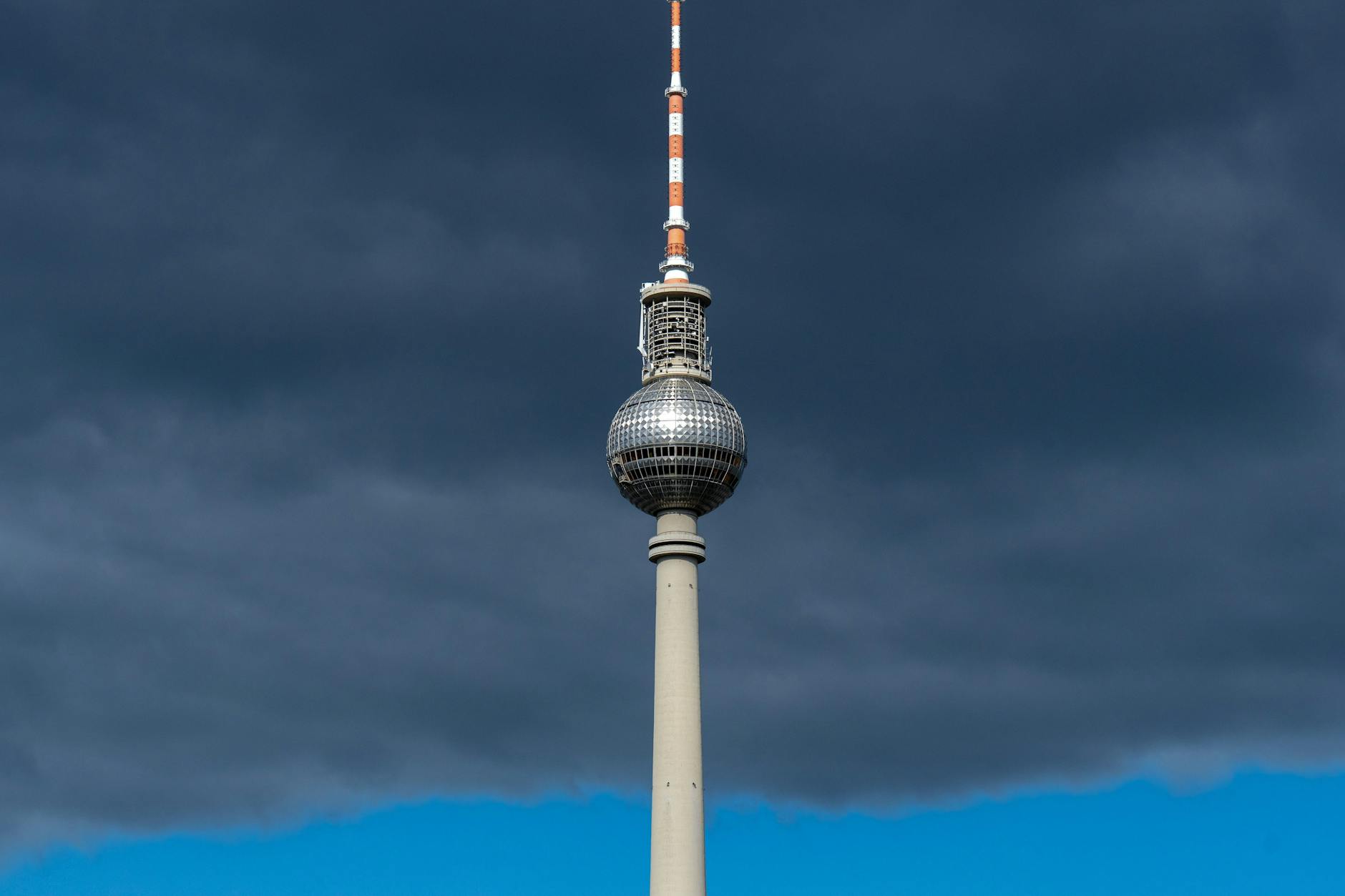 Der Fernsehturm am Alexanderplatz bekam zu DDR-Zeiten den Spitznamen Telespargel.