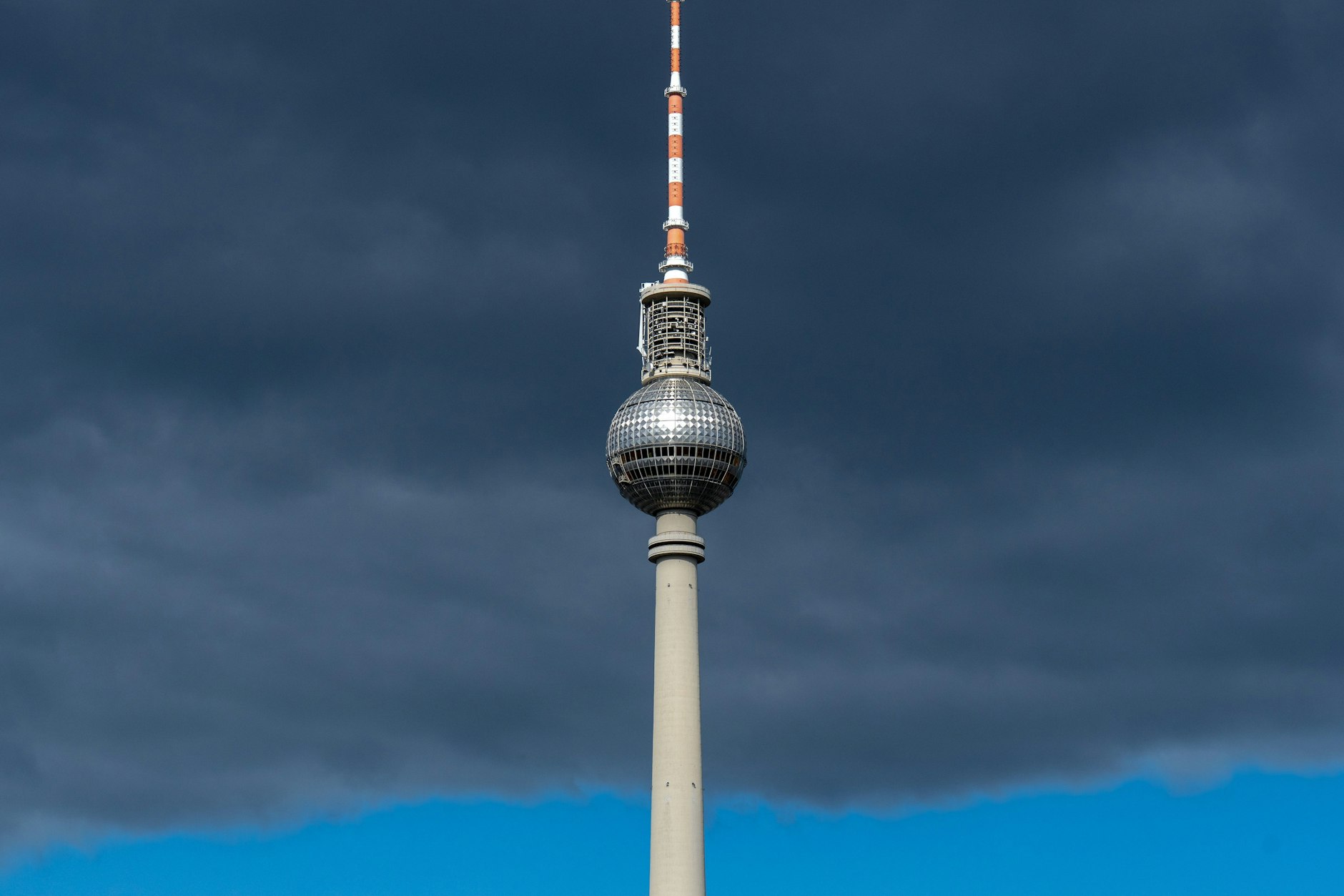Der Fernsehturm am Alexanderplatz bekam zu DDR-Zeiten den Spitznamen Telespargel.