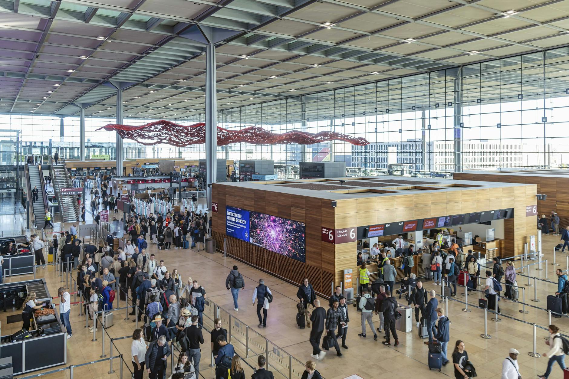 Flughafen Berlin-Brandenburg BER. Passagiere im Terminal 1