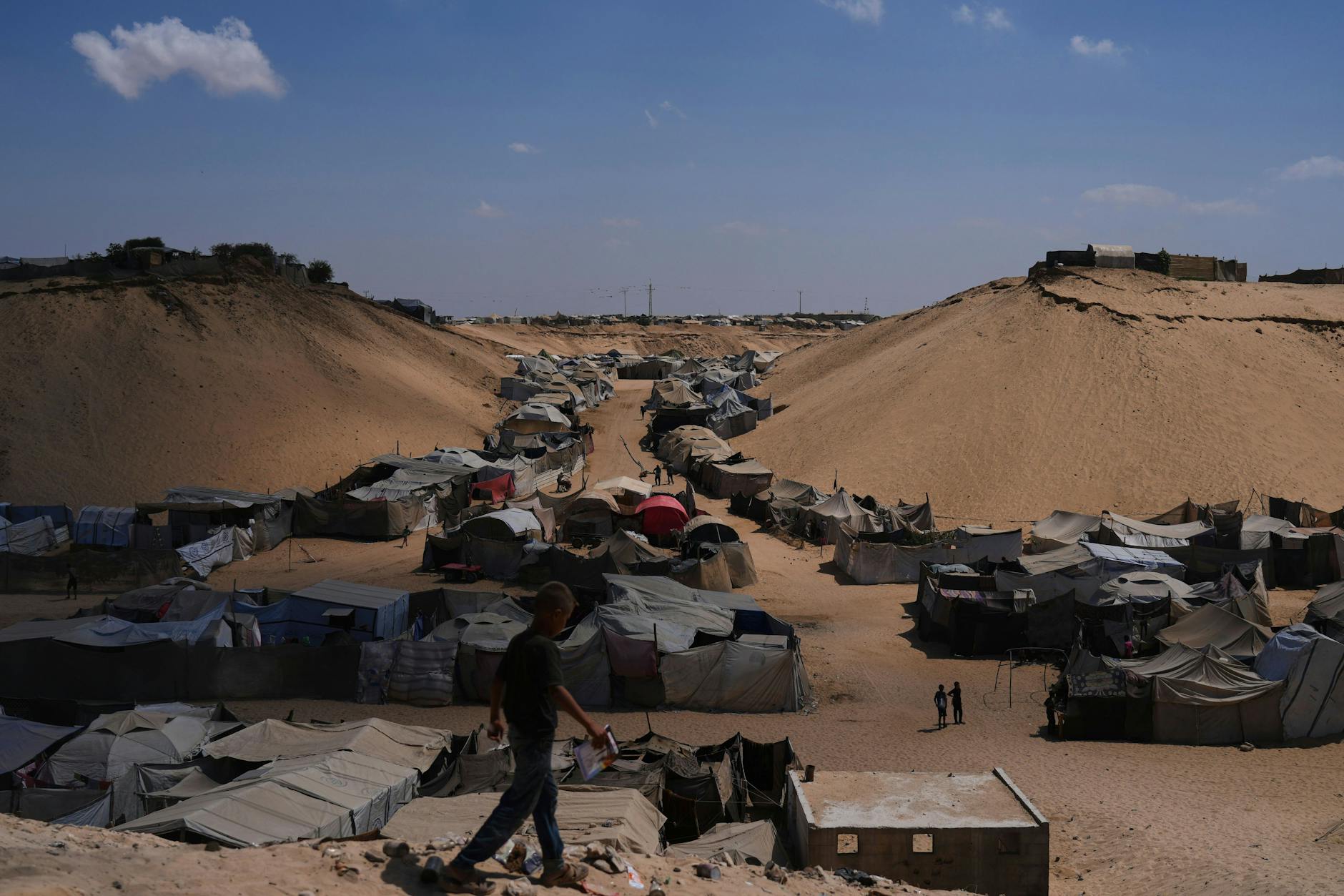 Palästinensische Gebiete, Chan Junis: Ein Zeltlager für vertriebene Palästinenser erstreckt sich entlang des Muwasi, einem Gebiet, das Israel als Sicherheitszone ausgewiesen hat.