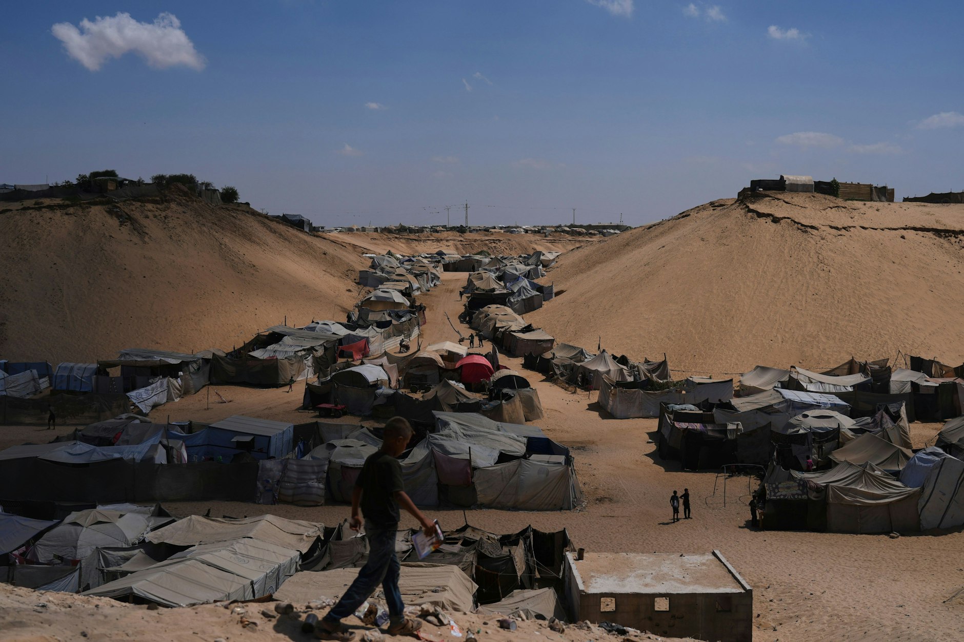 Palästinensische Gebiete, Chan Junis: Ein Zeltlager für vertriebene Palästinenser erstreckt sich entlang des Muwasi, einem Gebiet, das Israel als Sicherheitszone ausgewiesen hat.