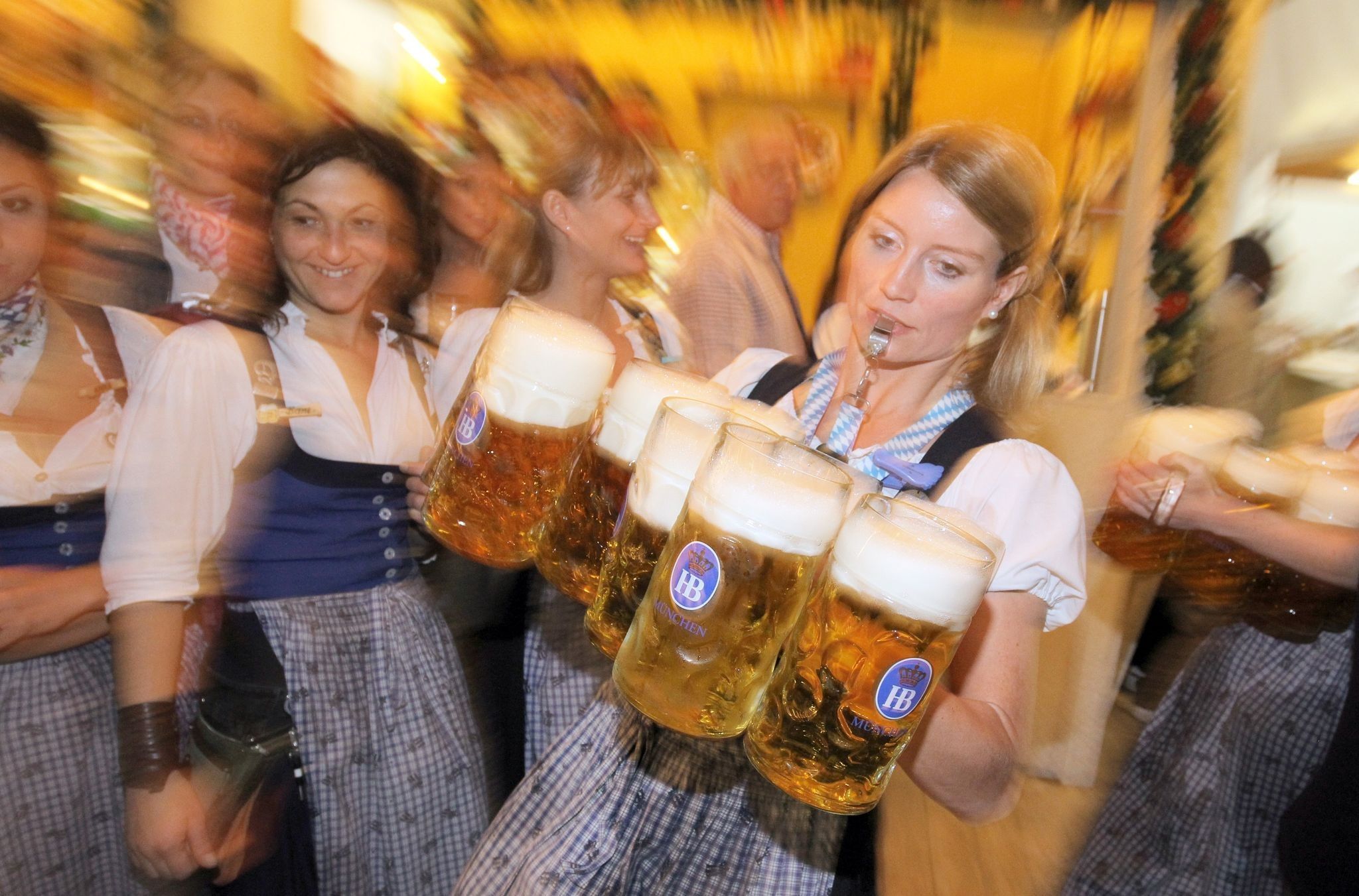 Kellnerin packt aus: Wie viel verdient man auf dem Oktoberfest?