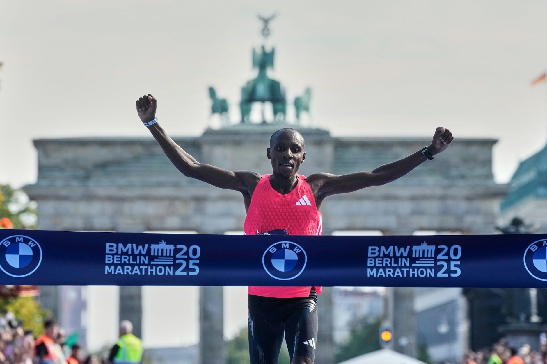 Geschafft! Sebastian Sawe läuft beim 51. Berlin-Marathon als Erster ins Ziel.