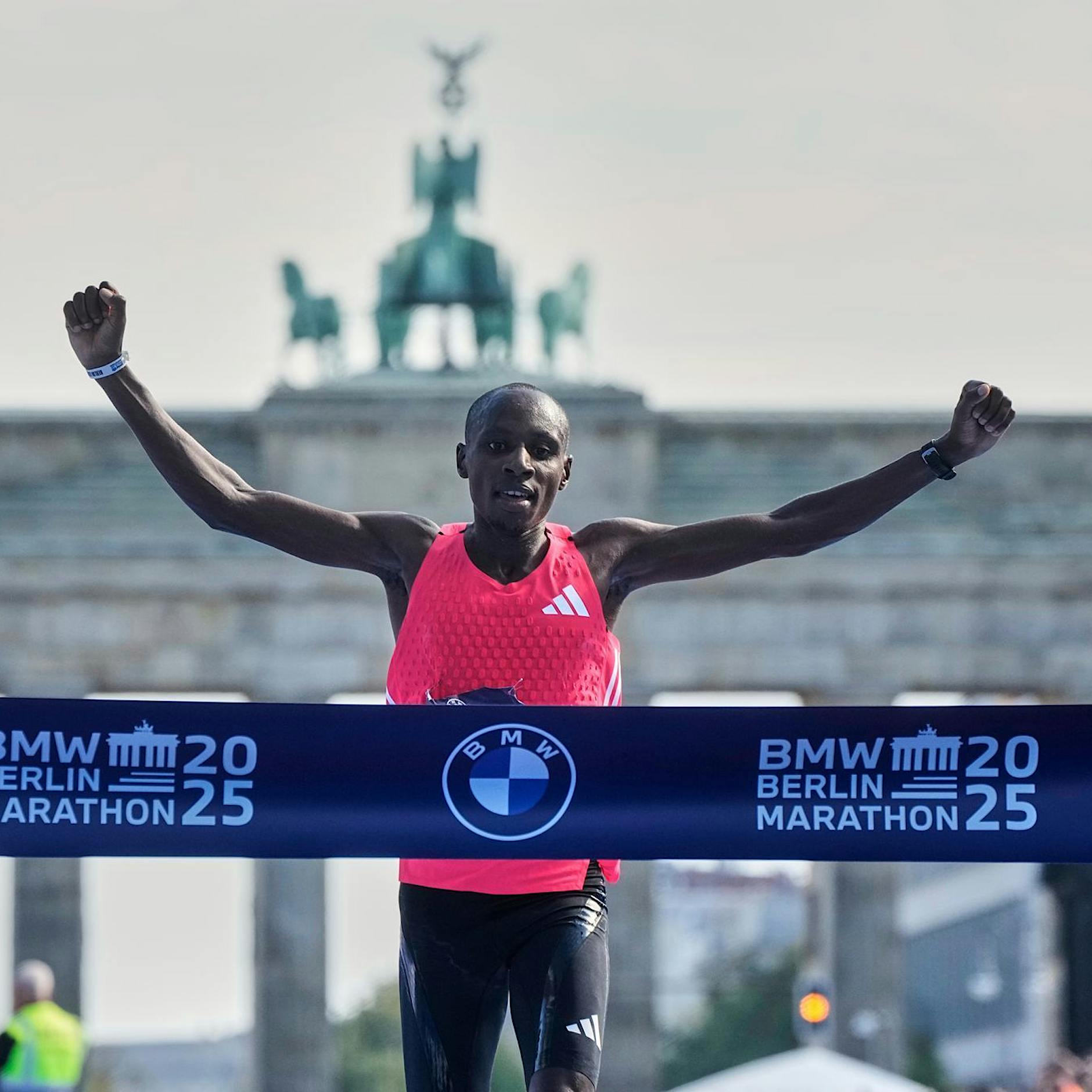Berlin-Marathon: Sebastian Sawe siegt mit Jahresweltbestzeit
