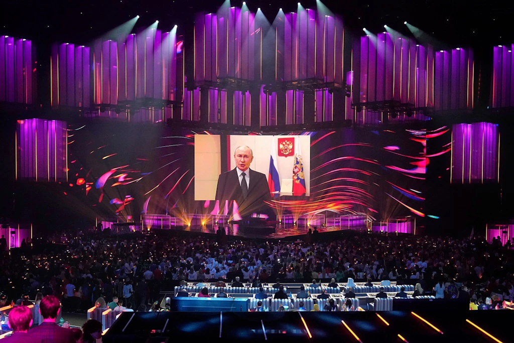 Der russische Präsident Wladimir Putin spricht per Videolink zu den Teilnehmern und Zuschauern des Internationalen Musikwettbewerbs Intervision in der Live Arena außerhalb von Moskau.