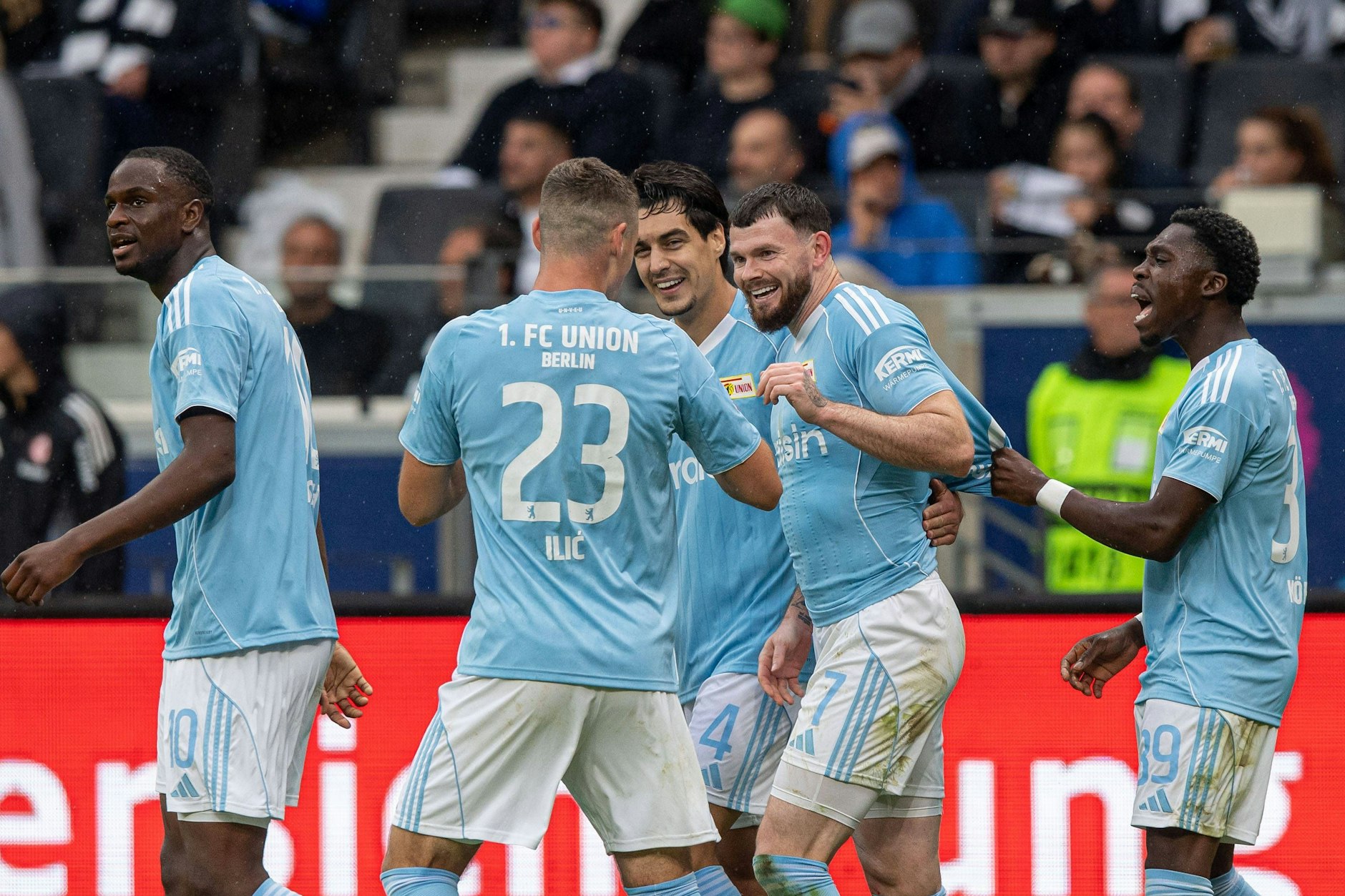 Jubel bei den Spielern des 1. FC Union Berlin: Andrej Ilic (Nummer 23) und Oliver Burke (2.v.r.) überragten beim Erfolg in Frankfurt.