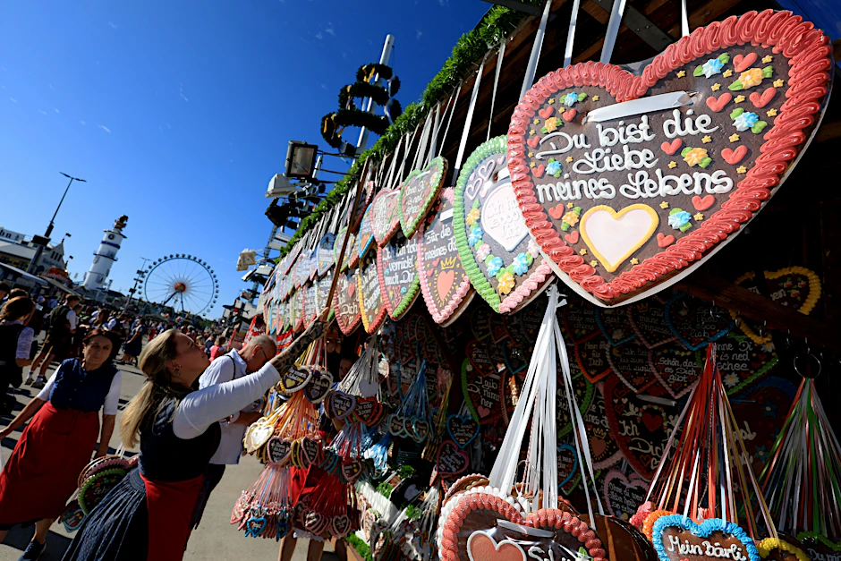 Nicht so liebevoll: Auf der Wiesn wird Wassertrinken zum Luxus.