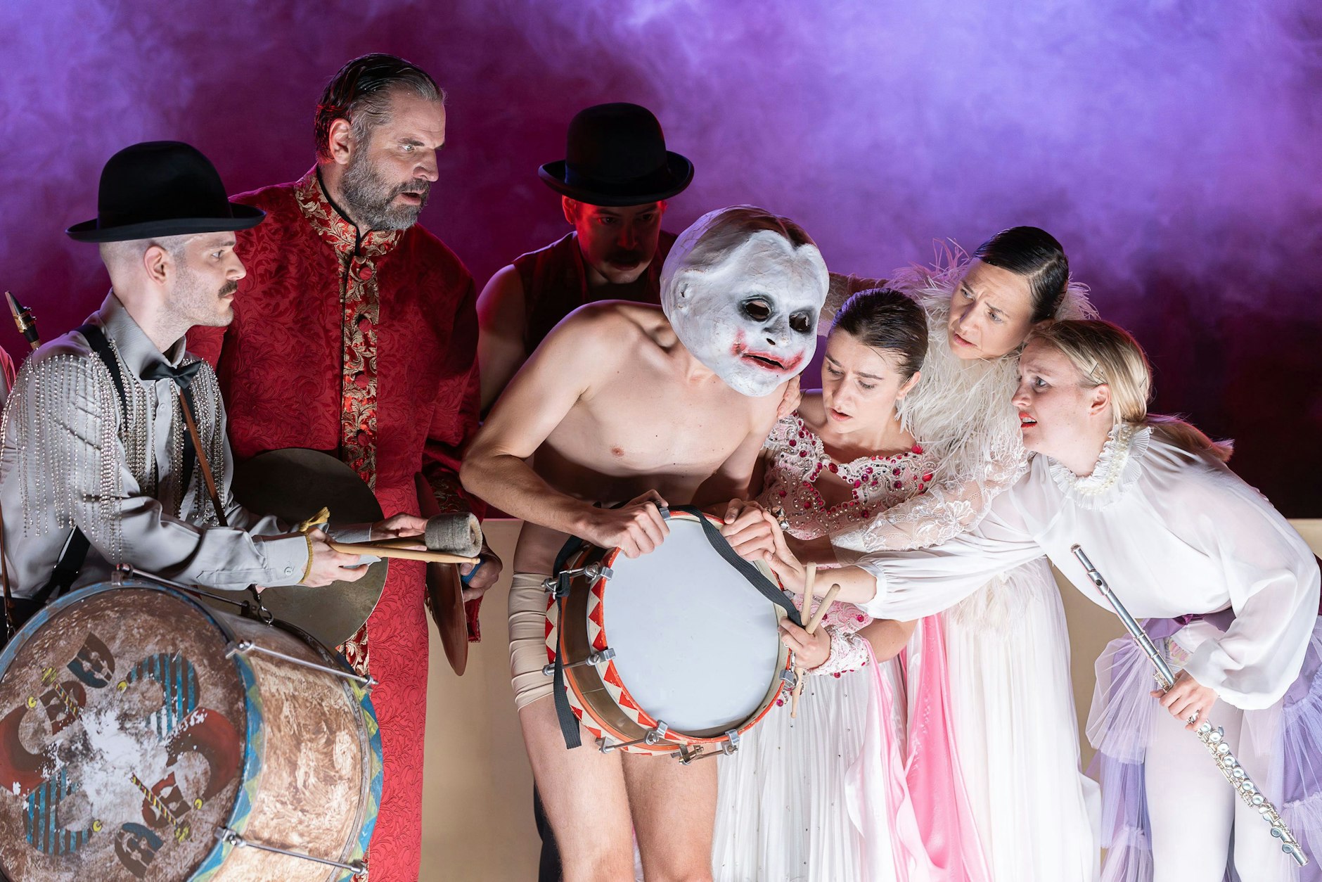 Der Hauptmann von Köpenick in der Cottbuser Inszenierung von Sebastian Hartmann. Szene mit Benjamin Kühni, Gunnar Golkowski, Markus Paul, Torben Appel (mit Maske), Charlie Schülke, Ariadne Pabst und Lucie Luise Thiede (nicht im Bild: Charlotte Müller)