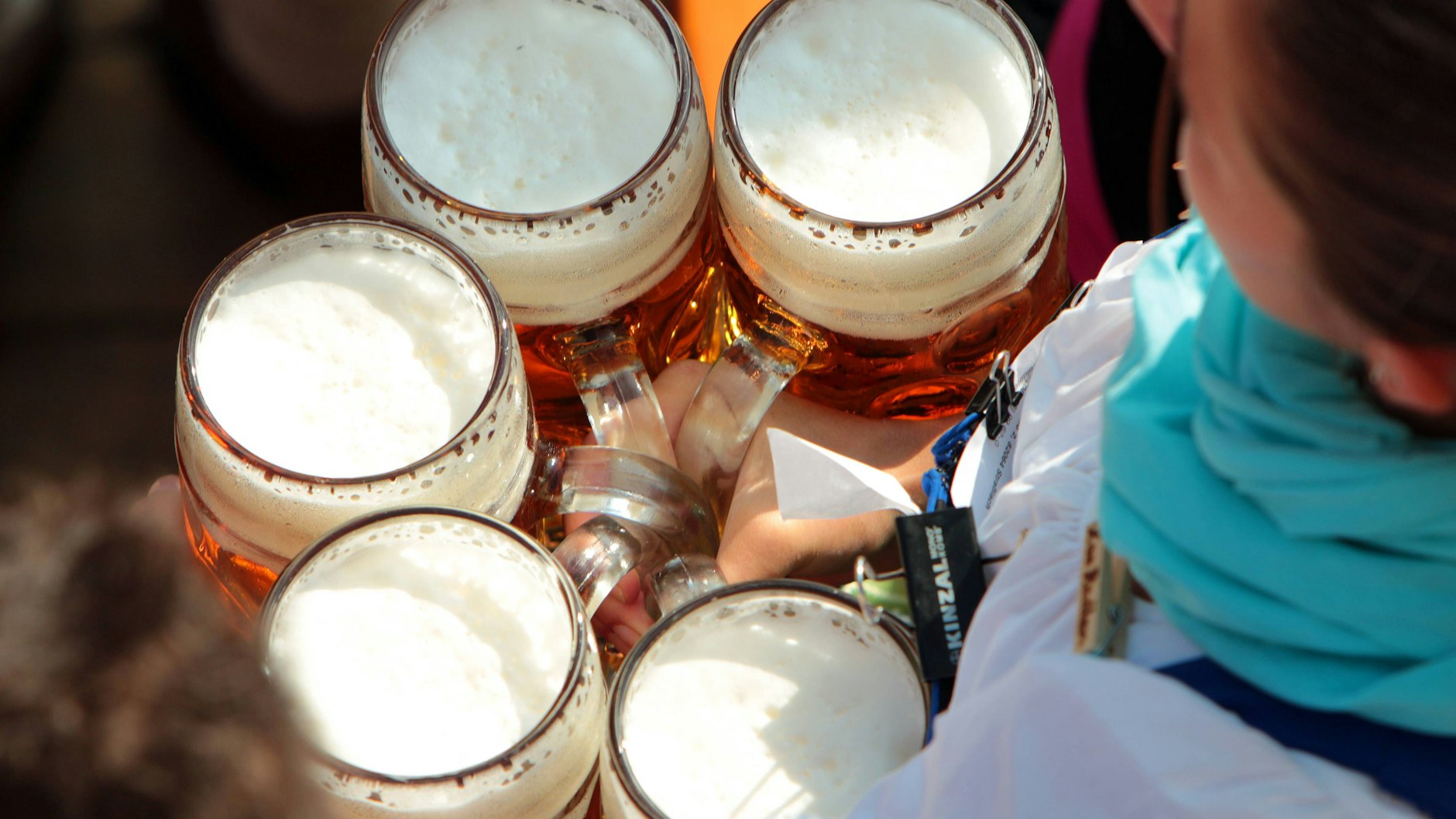 Auf dem Oktoberfest wird reichlich Bier getrunken. Eine Maß kostet in diesem Jahr 15,40 Euro.