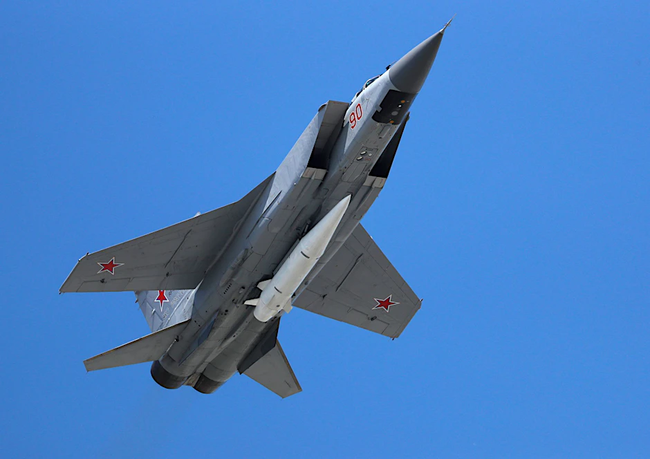 Ein Abfangjäger Mikoyan MiG-31 der russischen Luftwaffe fliegt bei der russischen Militärparade zum Tag des Sieges beladen mit einer ballistischen Luft-Boden-Rakete Kinschal durch die Luft.