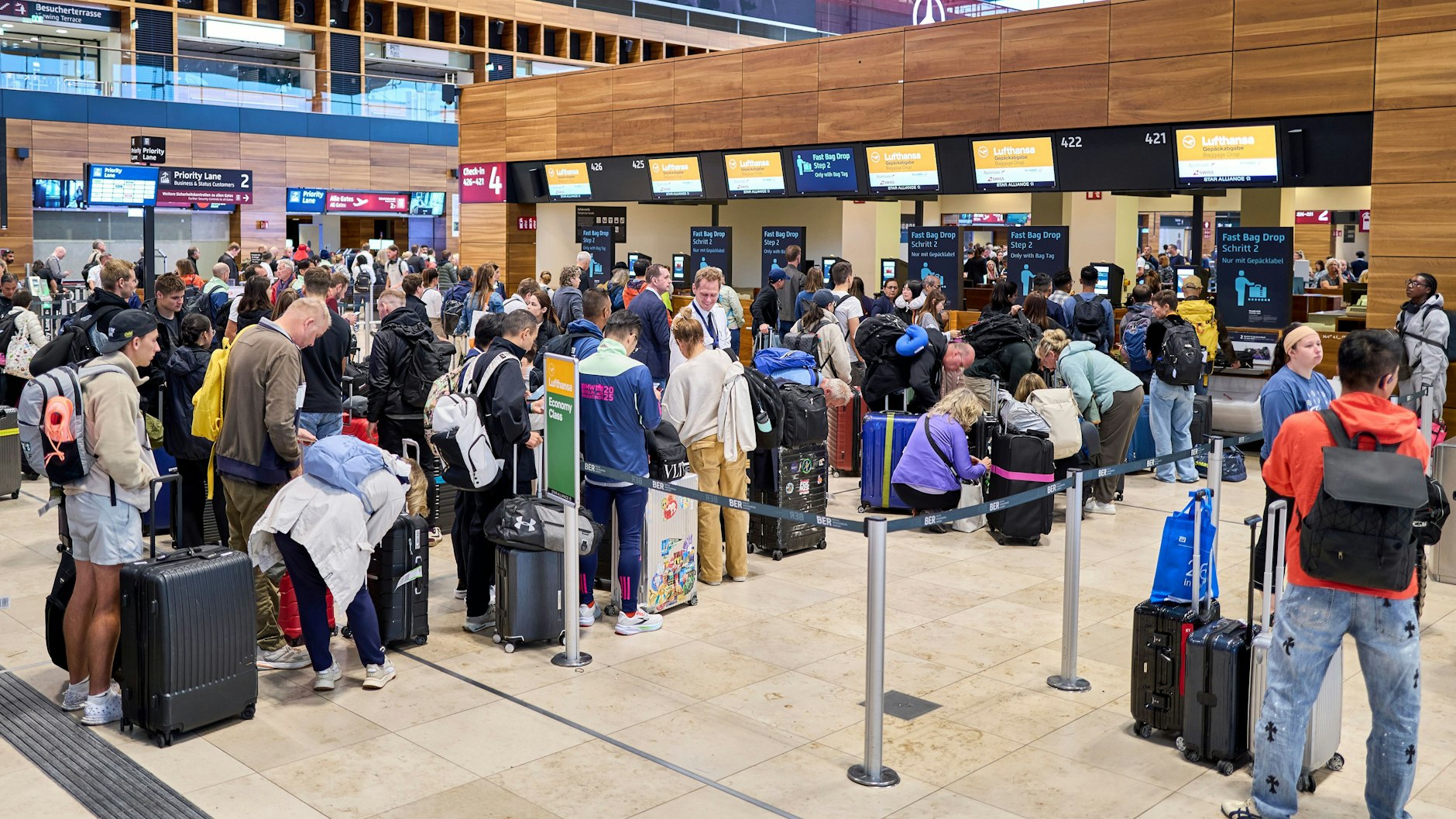 Der Cyberangriff auf den BER vom Freitag sorgt auch am Montag noch für Warteschlangen.