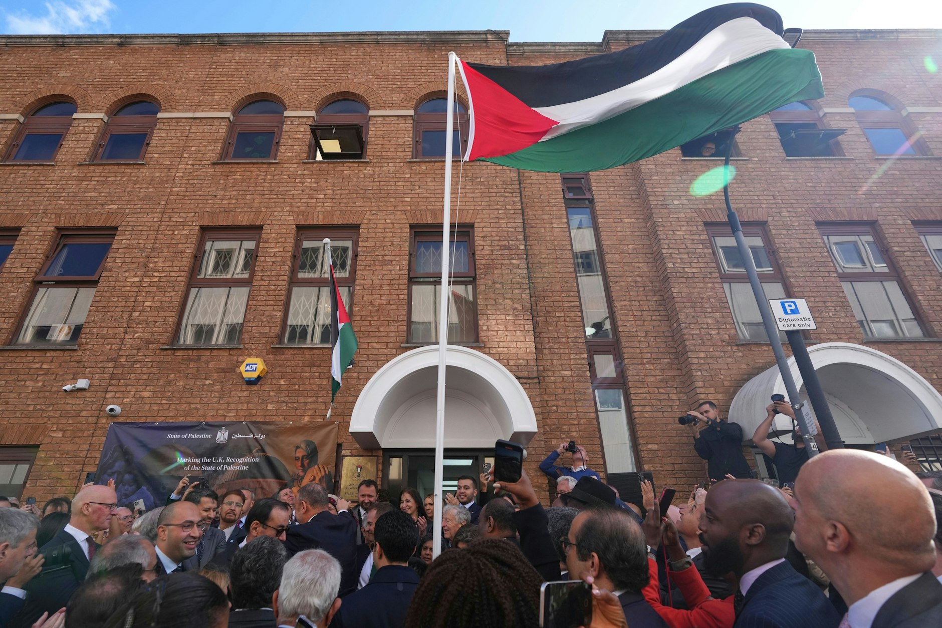 Husam S. Zomlot, Botschafter der palästinensischen Vertretung im Vereinigten Königreich, hisst eine palästinensische Flagge während einer Zeremonie in der palästinensischen Vertretung.