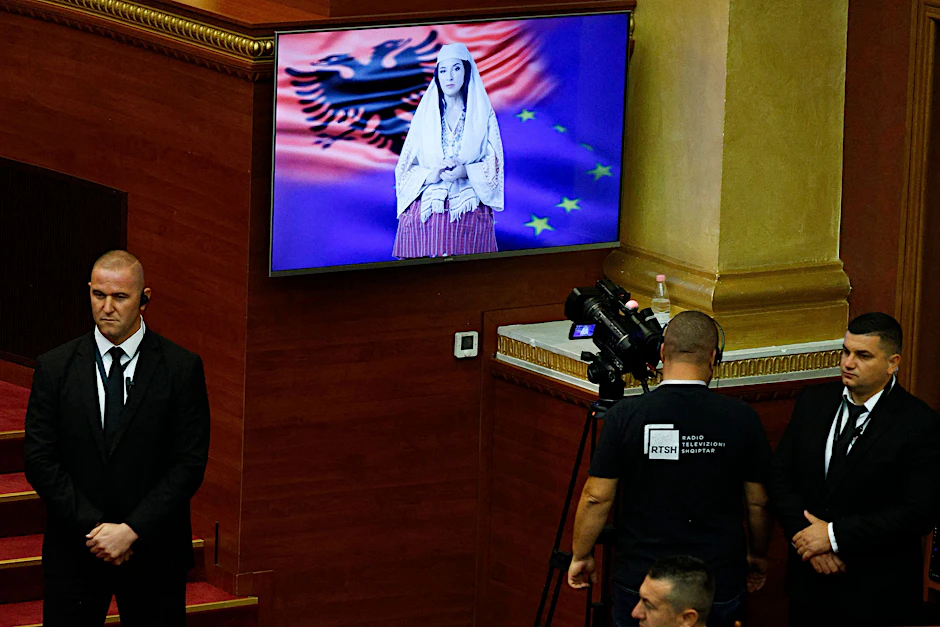 Albaniens neue KI-generierte Ministerin Diella spricht während der Parlamentssitzung zur Abstimmung über die neue Regierung Albaniens.