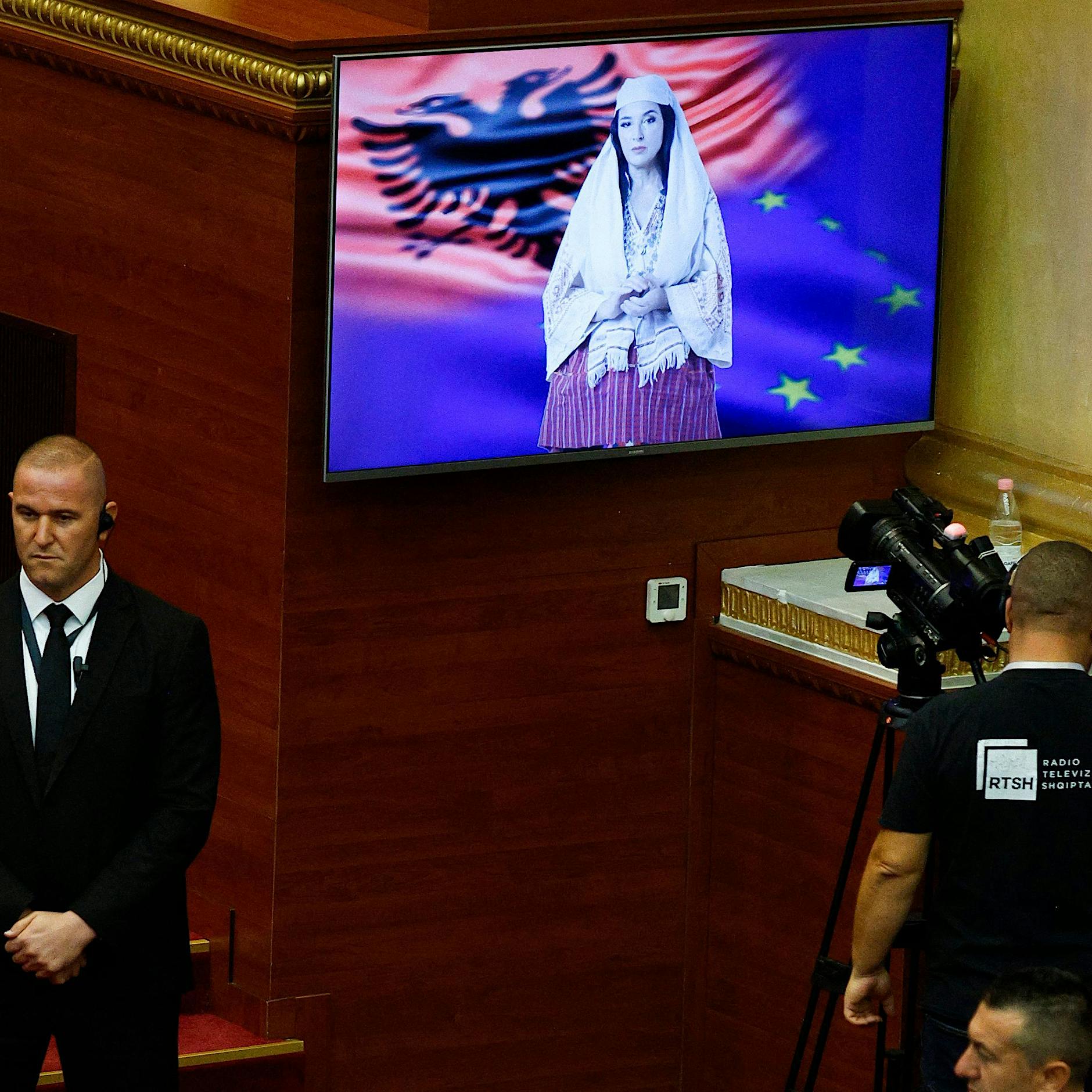 Das erste Land der Welt hat eine KI-generierte Ministerin – was soll das?