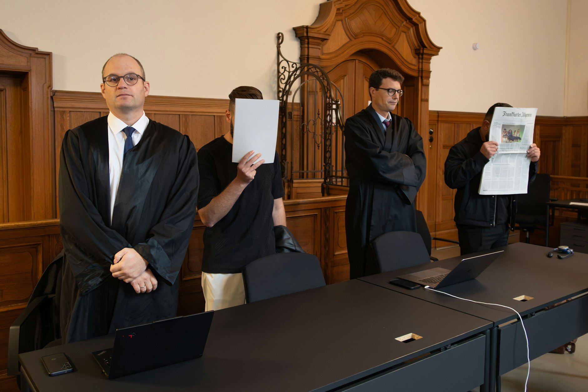 Die Angeklagten Ahmad A. (40/l.) und Ahmed S. (33) mit ihren Verteidigern.