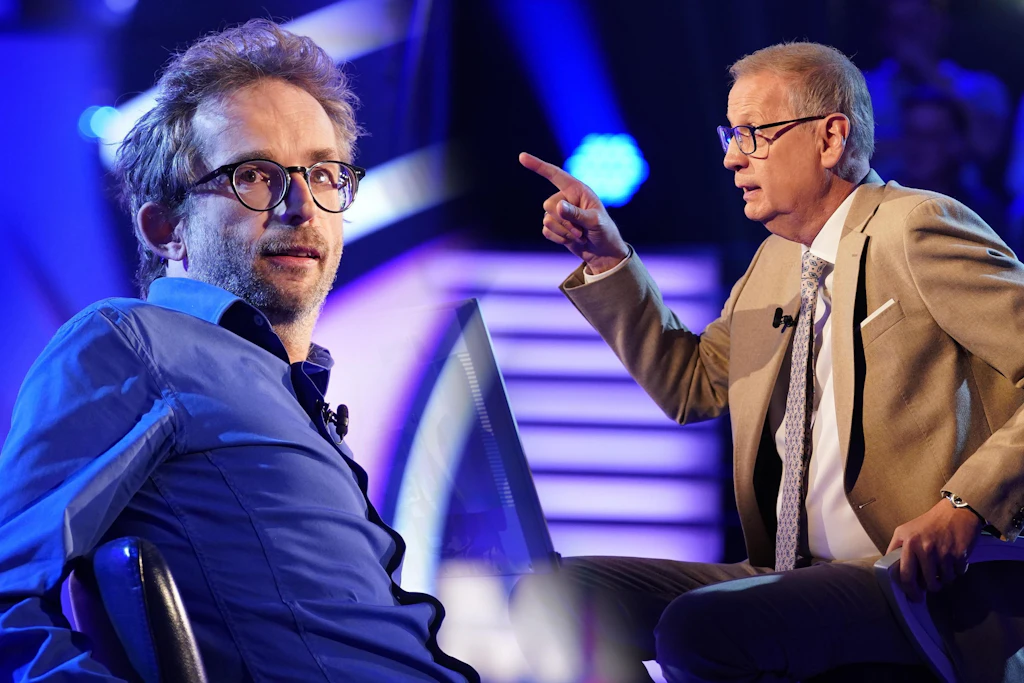 Mark Thomsen und Günther Jauch bei Wer wird Millionär?. Der Quizmaster kann den Kandidaten nicht davon überzeugen, noch einen Joker zu verwenden - mit fatalen Folgen.