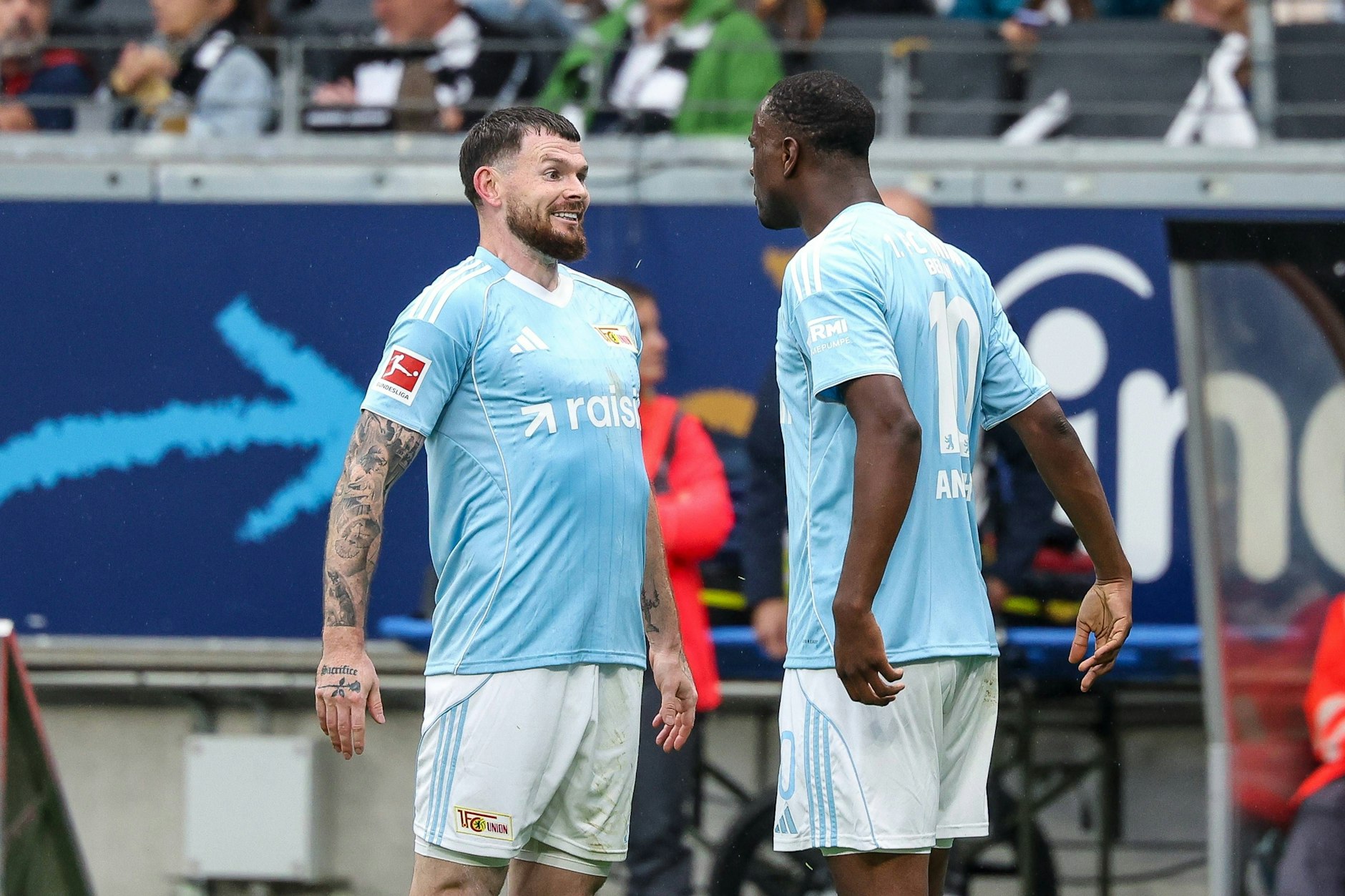 Breiter könnte die Brust gar nicht sein: Oliver Burke (l.) feiert einen seiner drei Treffer mit seinem Teamkollegen Ilyas Ansah.