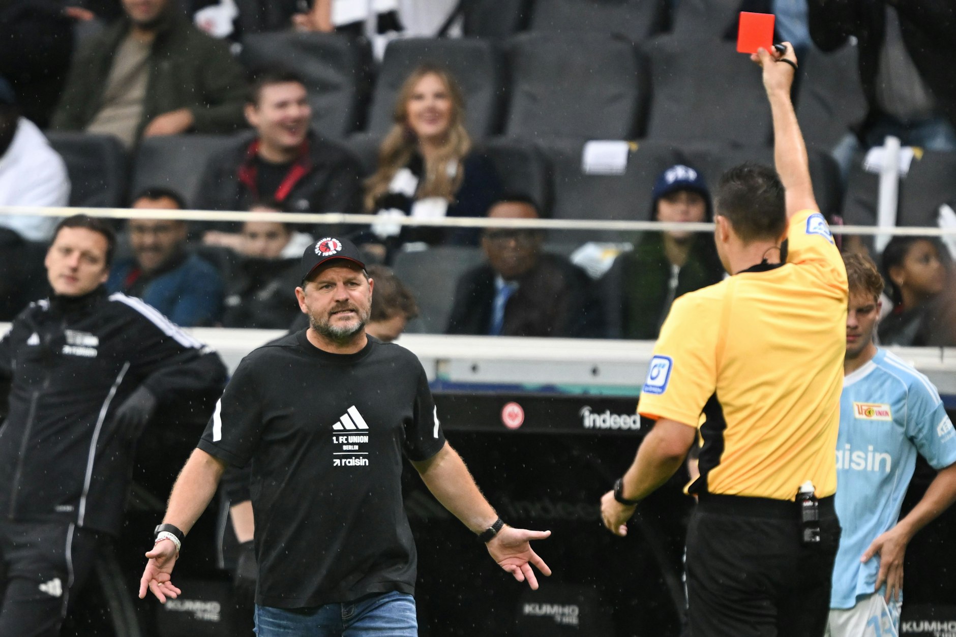 Ein Trainer sieht Rot: Steffen Baumgart (l.) wird von Schiedsrichter Sven Jablonski beim Spiel in Frankfurt des Innenraums verwiesen.