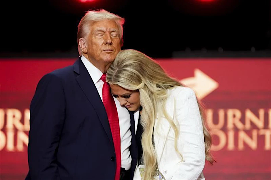 Erika Kirk lehnt an Donald Trumps Schulter