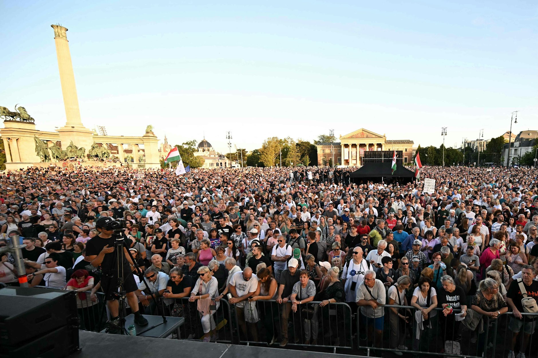Zehntausende Demonstranten versammelten sich am Sonntag auf dem Heldenplatz in Budapest, um gegen die Regierung zu protestieren.