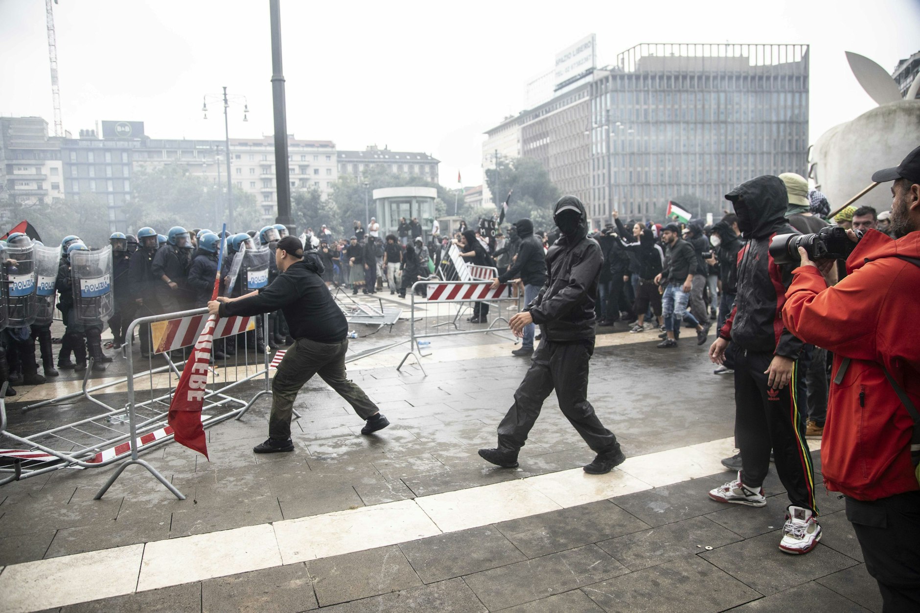 Teilnehmer einer Demonstration gerieten beim Mailänder Hauptbahnhof mit der Polizei aneinander.