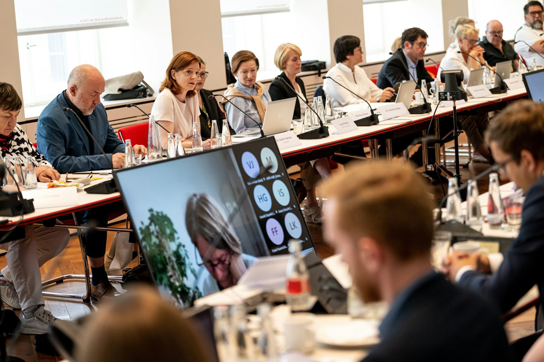 Rundfunkräte während einer außerordentlichen Sitzung des RBB