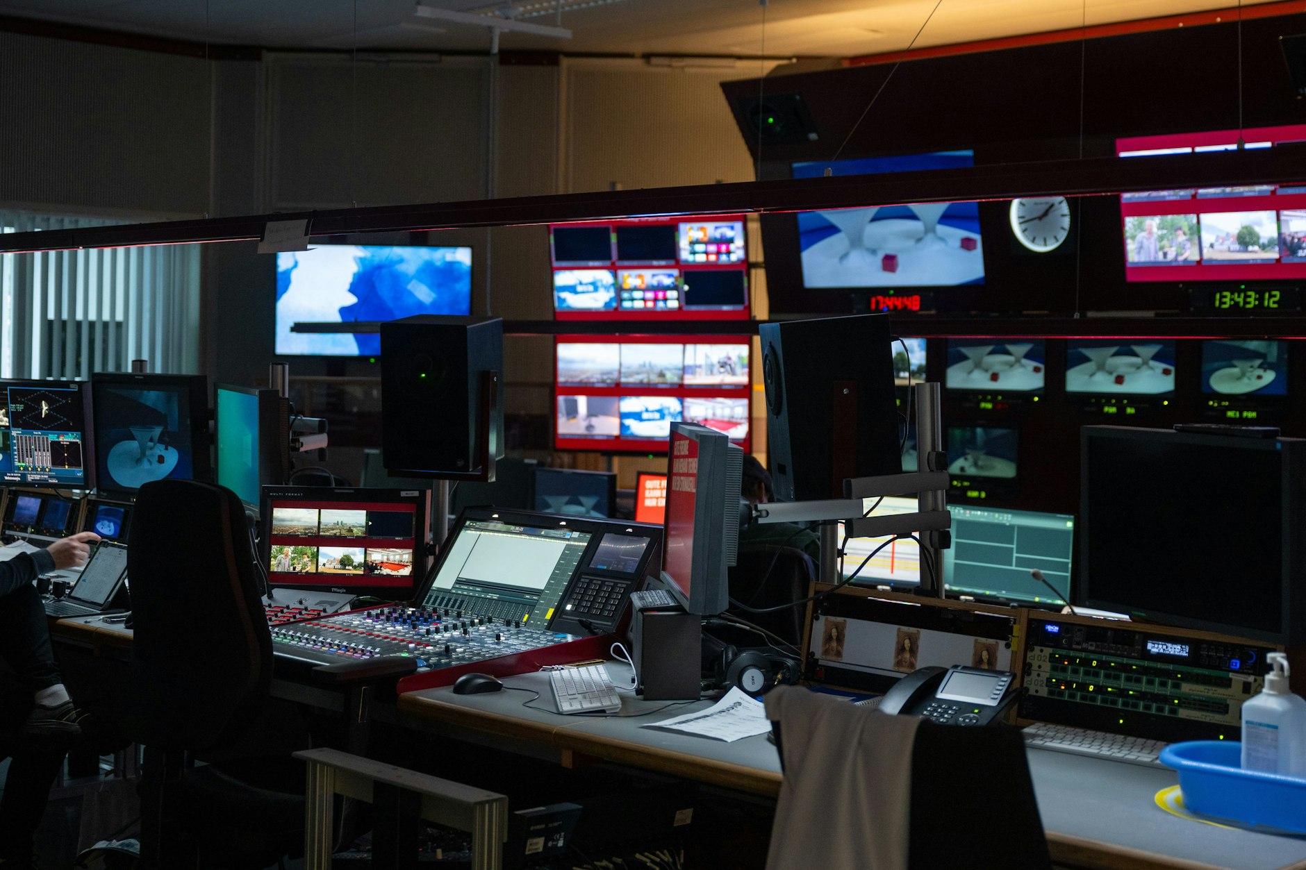 Zahlreiche Monitore stehen und hängen in einem RBB-Studio.