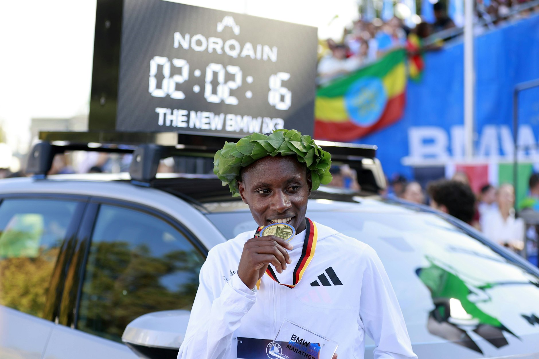 Sabastian Sawe gewann den Berlin-Marathon, doch er kommt zurzeit nicht weg aus Berlin.