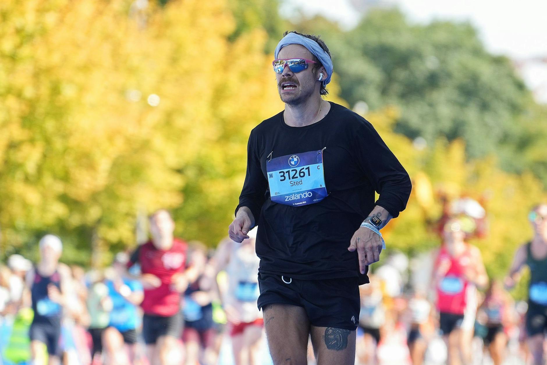 Harry Styles absolvierte den Berlin-Marathon in grellen Sneakern.