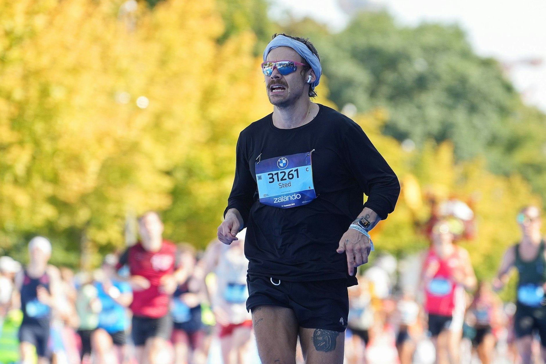 Stilkritik: Welches Outfit trug Harry Styles beim Berlin-Marathon?