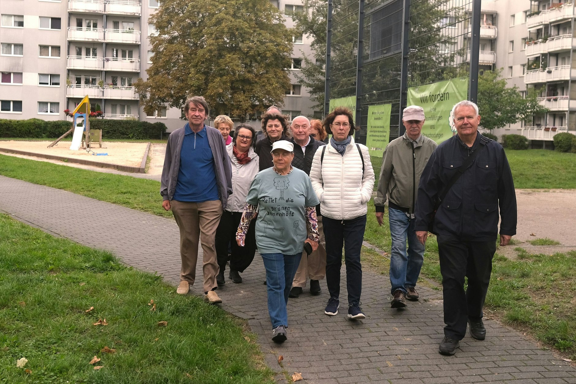 Die Mieterinitiative „Joachimsthaler Carrée“ kämpft für den Erhalt des Innenhofes. Auch der Spielplatz im Hintergrund soll weg.