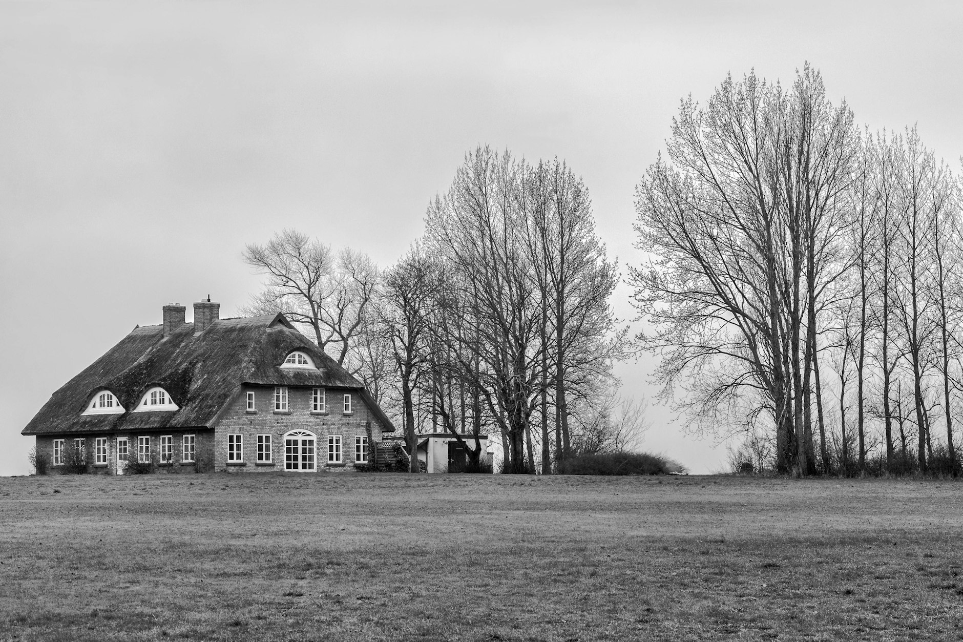 Die reetgedeckte Idylle kann über die misstrauischen Blicke und Begegnungen nicht hinwegtäuschen.