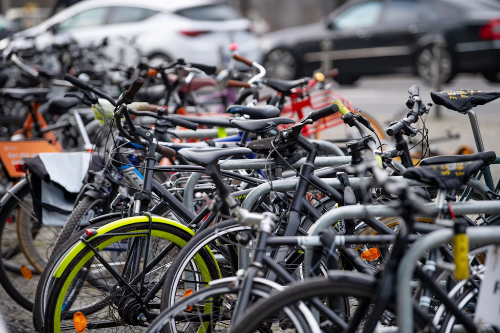 Zahlreiche Fahrräder sind an einem Stellplatz in der Innenstadt abgestellt
