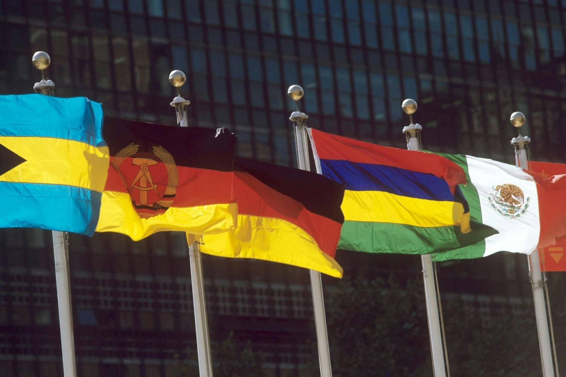 Die Flaggen beider deutscher Staaten im Fahnenwald vor dem Uno-Gebäude in New York am 18. August 1973. An jenem Tag wurden DDR und BRD in die Vereinten Nationen aufgenommen.