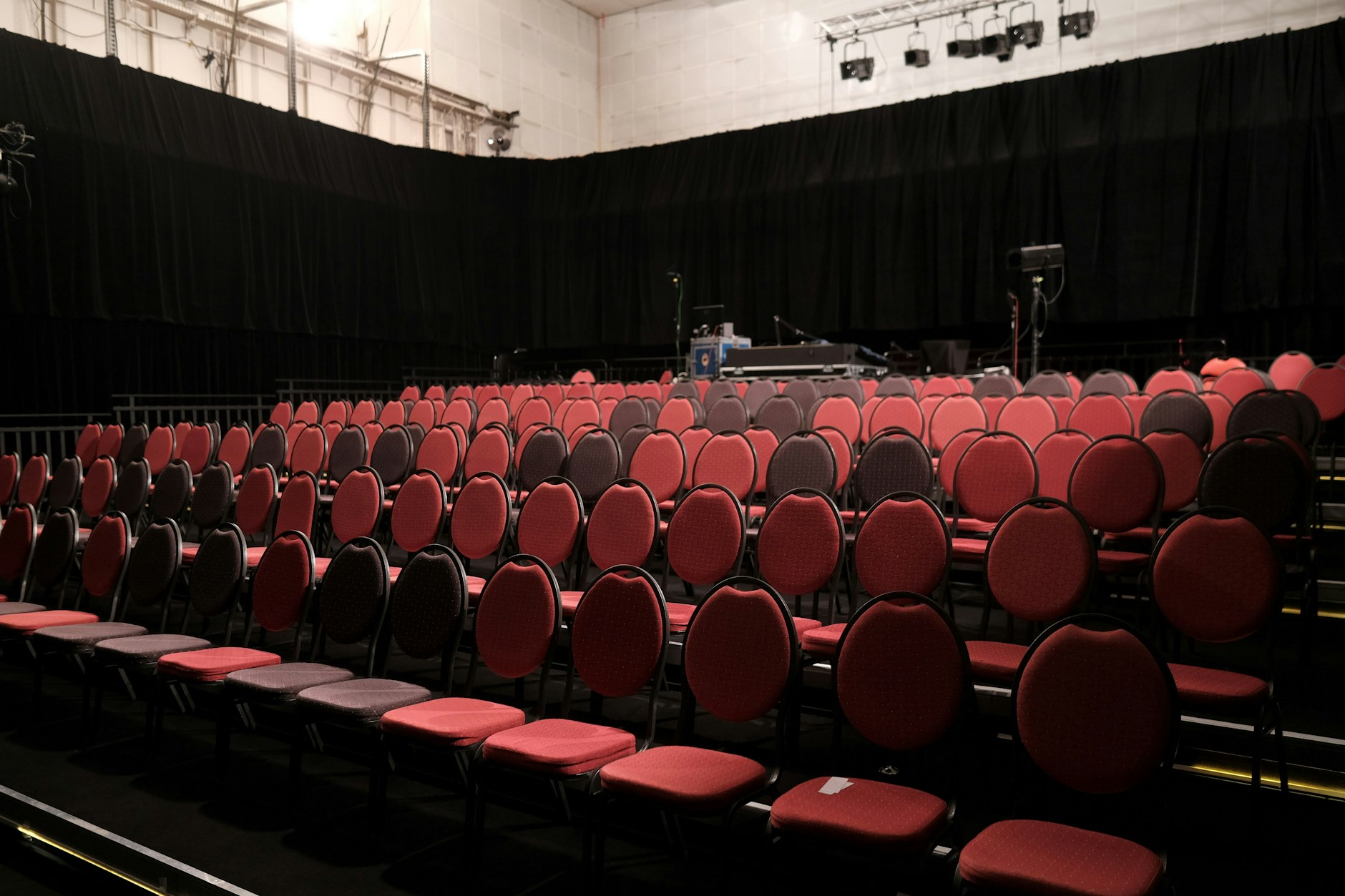 The main hall in the Theater Ost. Volunteer friends of the theater maintain the technical equipment largely with private funds, thus ensuring the theater's continued performances.