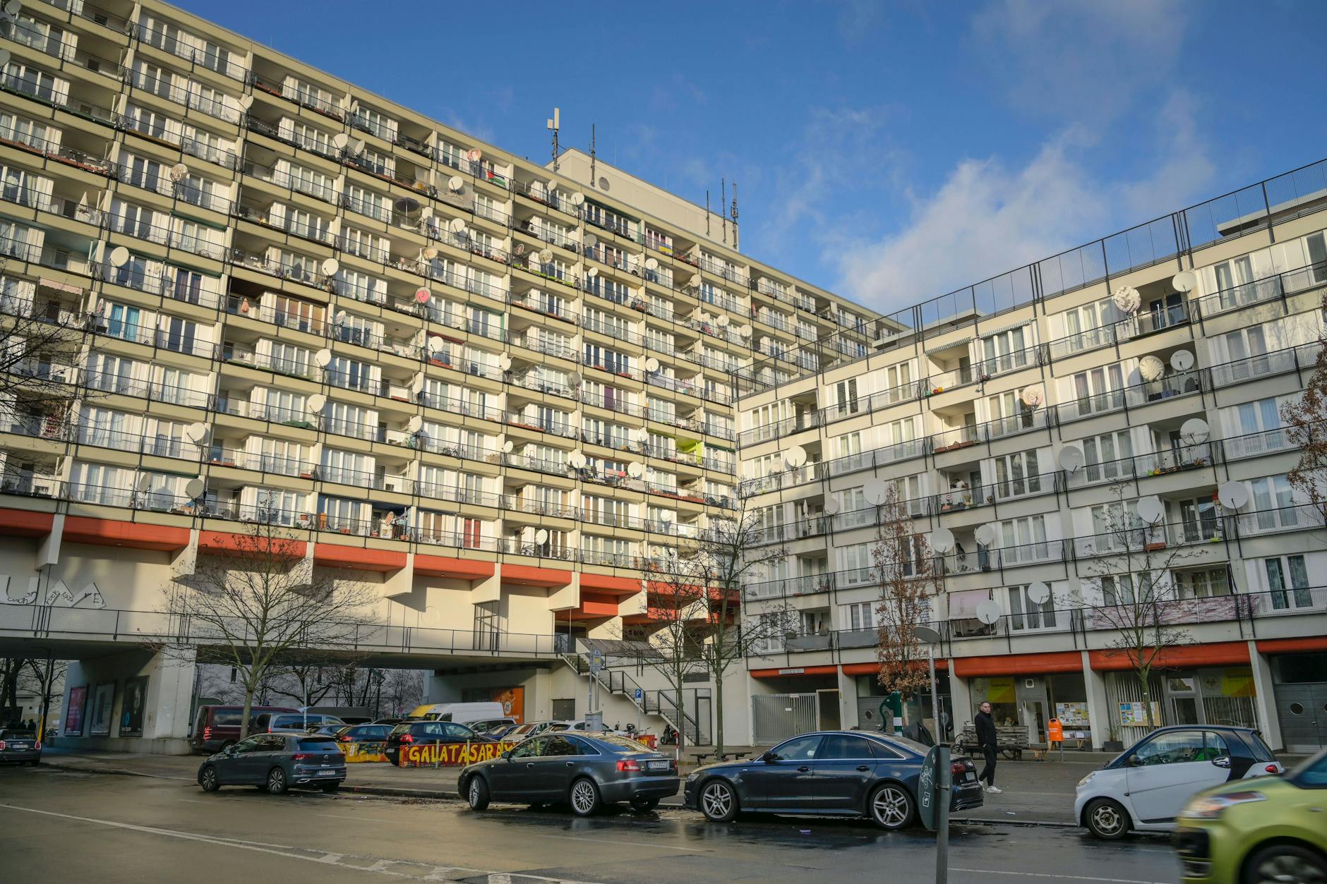 Wohnblock in Berlin: Hinter vielen Fenstern zahlen Untermieter überteuerte Mieten.