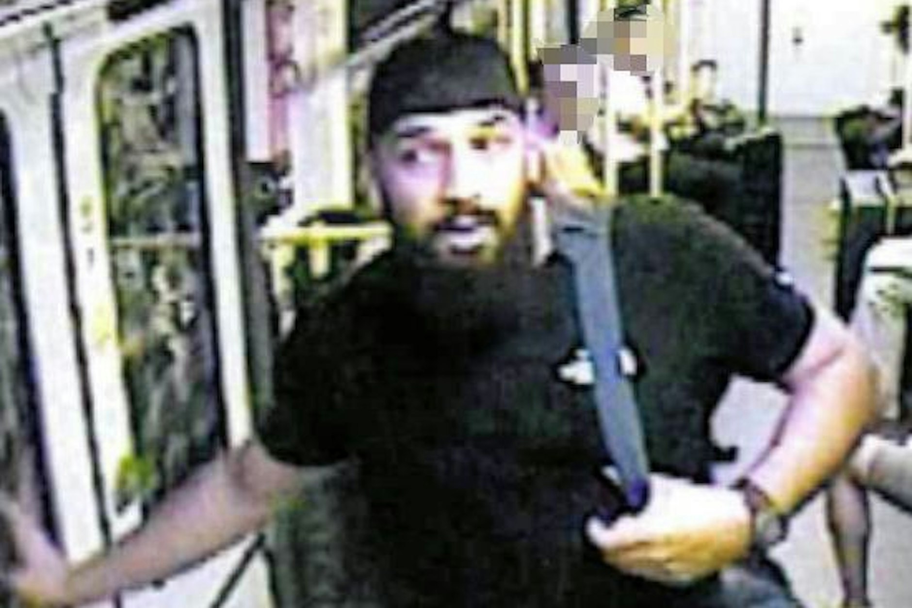 Die Polizei sucht mit Fotos nach dem Verdächtigen.