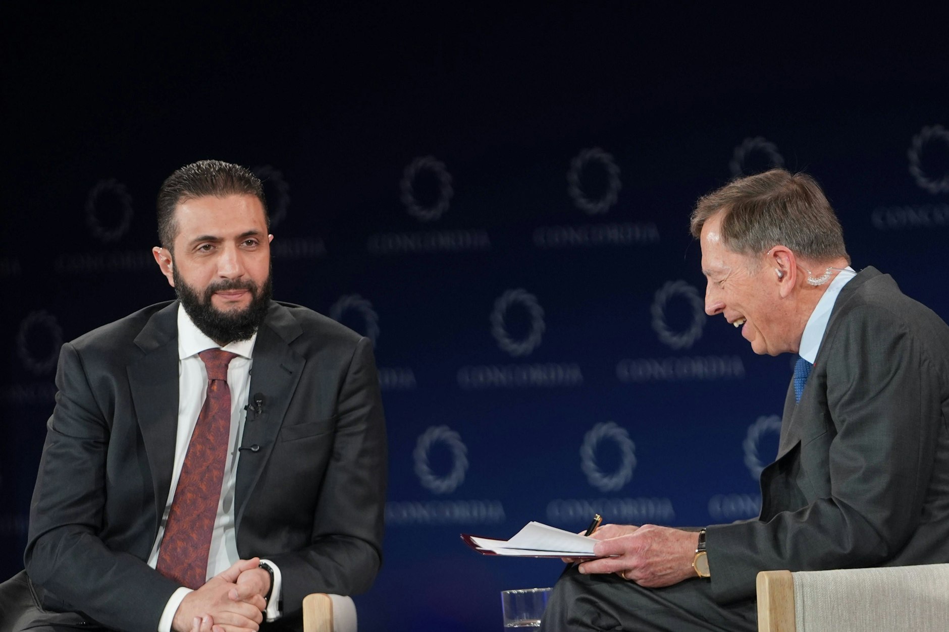 Der selbsternannte syrische Präsident Ahmad al-Scharaa sitzt in New York neben dem ehemaligen CIA-Direktor David Petraeus.