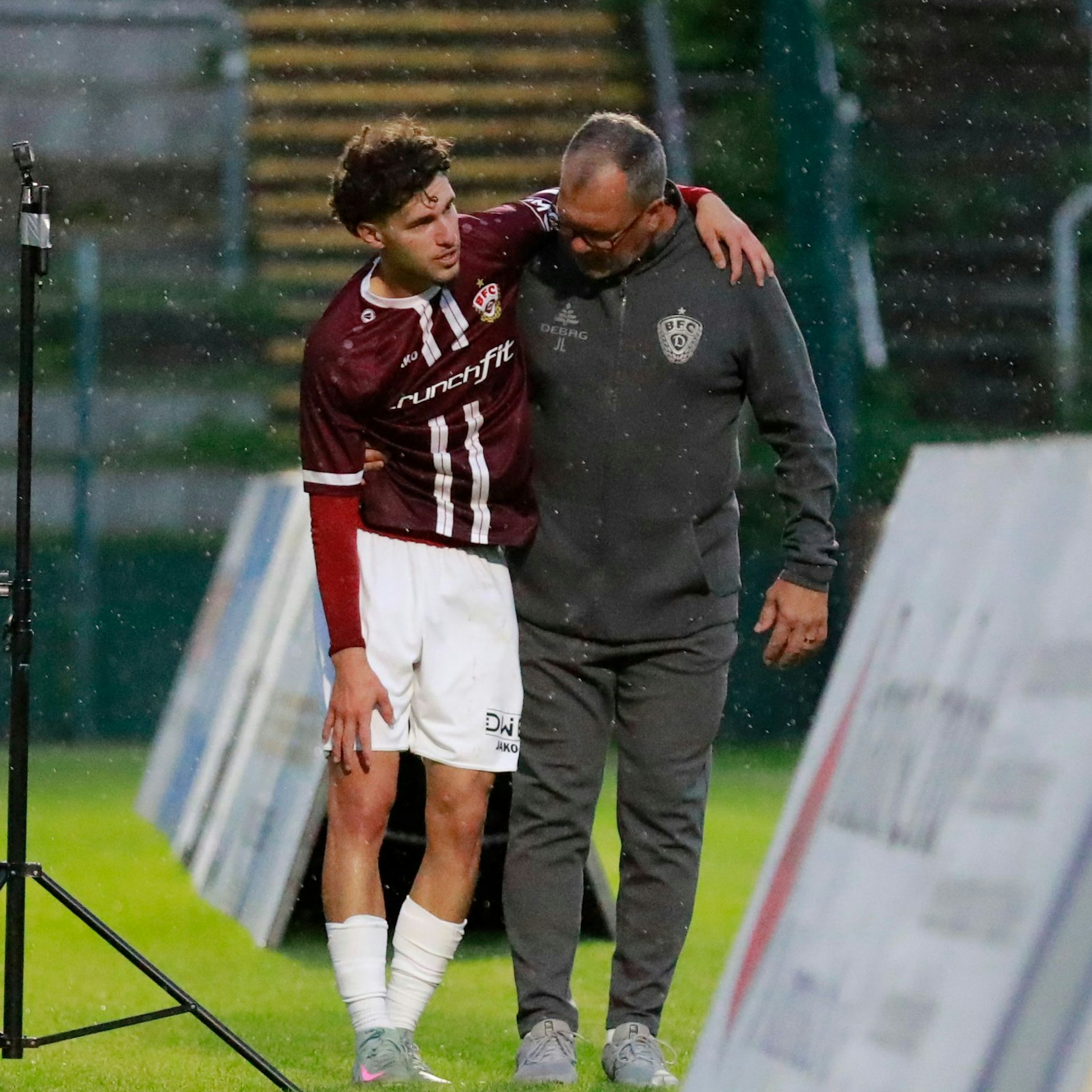 Can Karatas zeigt BFC-Teammanager Jörn Lenz nach seiner Auswechslung gegen Greifswald, wo es wehtut.