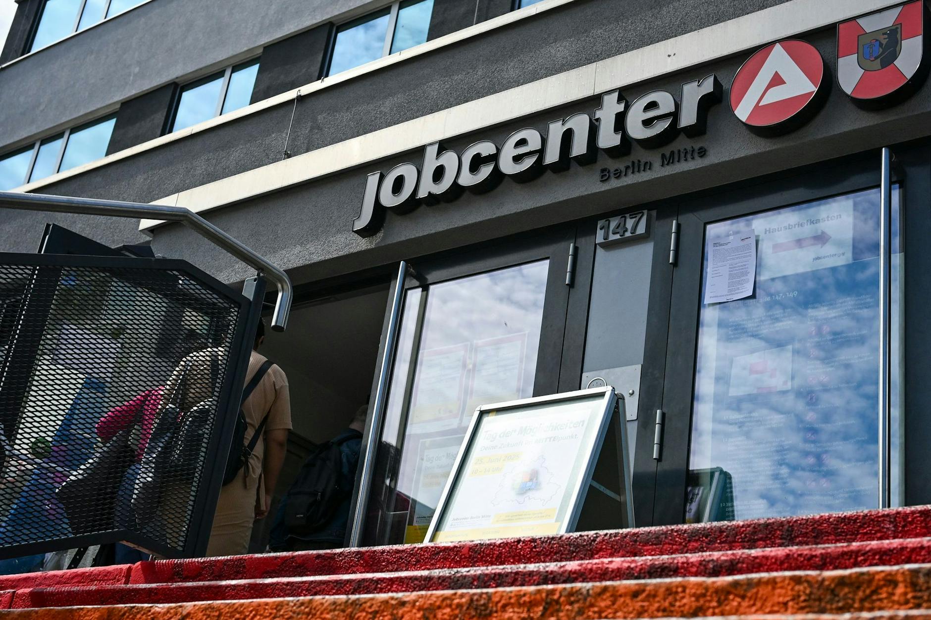 Mehrere Personen sollen Jobcenter um fast 900.000 Euro betrogen haben.