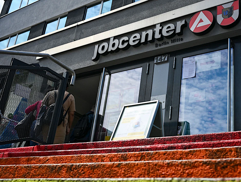 Mehrere Personen sollen Jobcenter um fast 900.000 Euro betrogen haben.