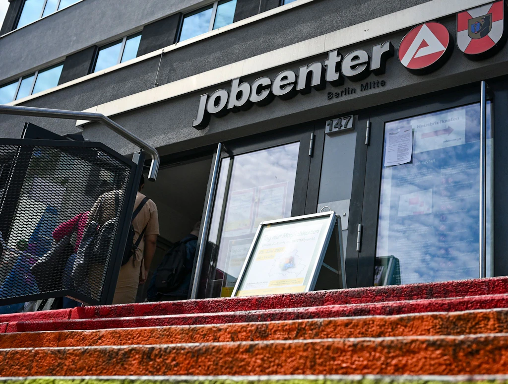 Jobcenter mit Coachings betrogen und fast 900.000 Euro erbeutet: Razzia in Berlin