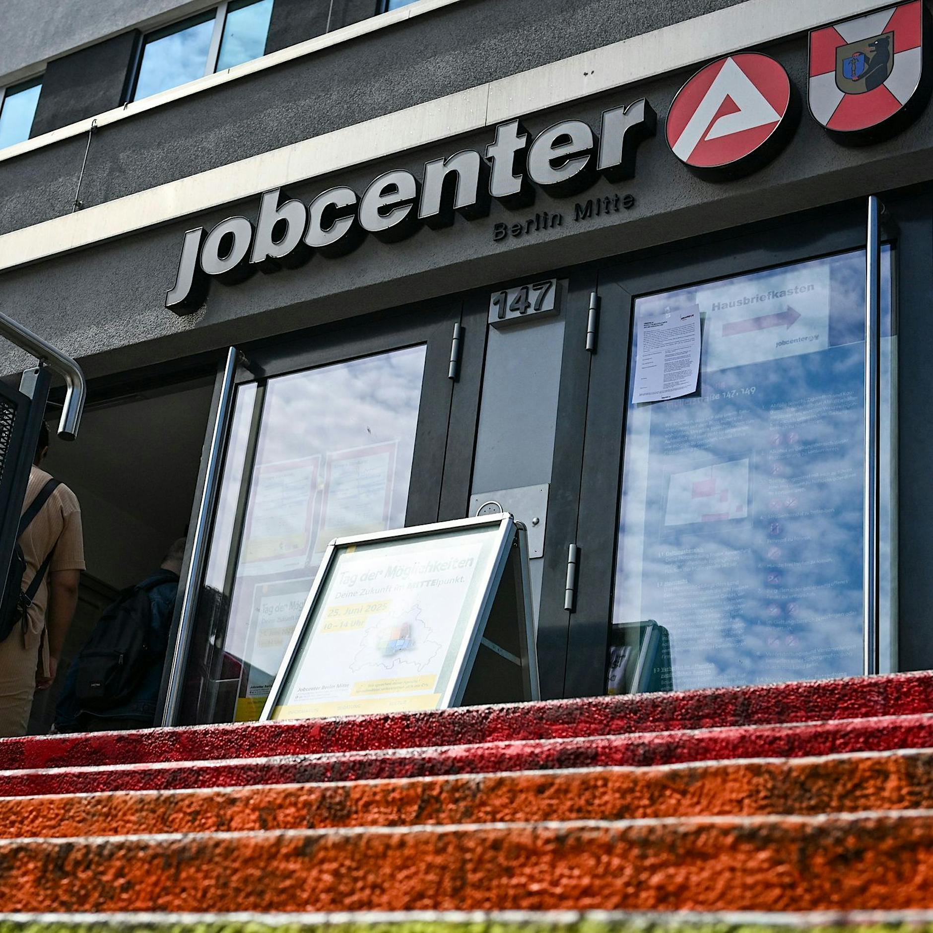 Jobcenter mit Coachings betrogen und fast 900.000 Euro erbeutet: Razzia in Berlin