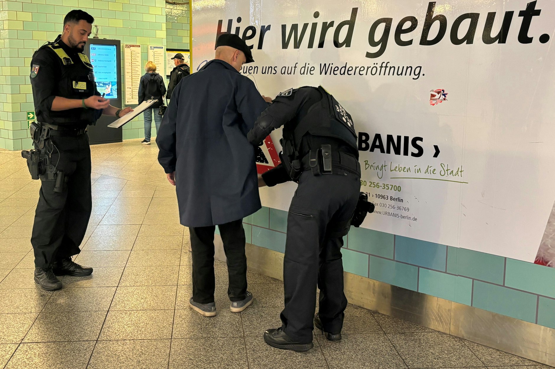 Seit Juli ist das Mitführen von Messern in der Berliner U-Bahn verboten. Die Polizei kann dort jeden Fahrgast kontrollieren und will sich auf keinen Fall „Racial Profiling“ vorwerfen lassen.