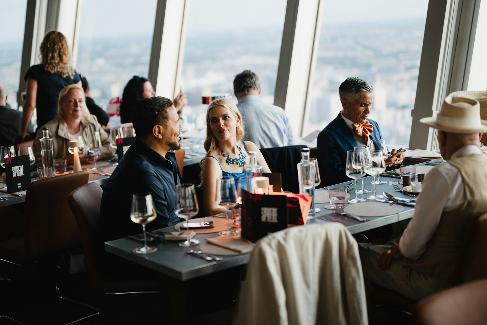Tafeln auf dem Turm: zwei Runden im Himmel pro Stunde bei bodenständiger Küche.